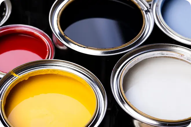Immagine di secchi di vernice color giallo, bianco, nero, rosso, grigio