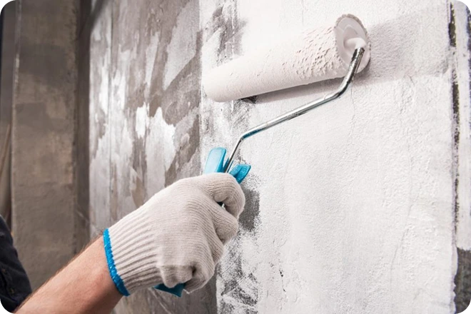 Rullo di vernice che viene passato sul muro